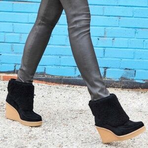 UGG Boots Womens‎ 8 Black Coldin Faux Fur Suede Ankle Wedge Bootie  EUC